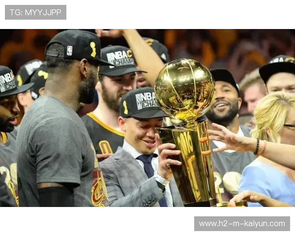NBA球队录像分析师负责剪辑短视频给球员手机观看